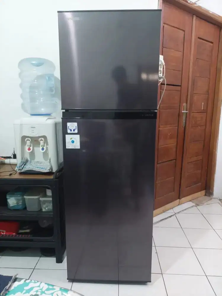 Kulkas toshiba inventer 2 pintu masih garansi