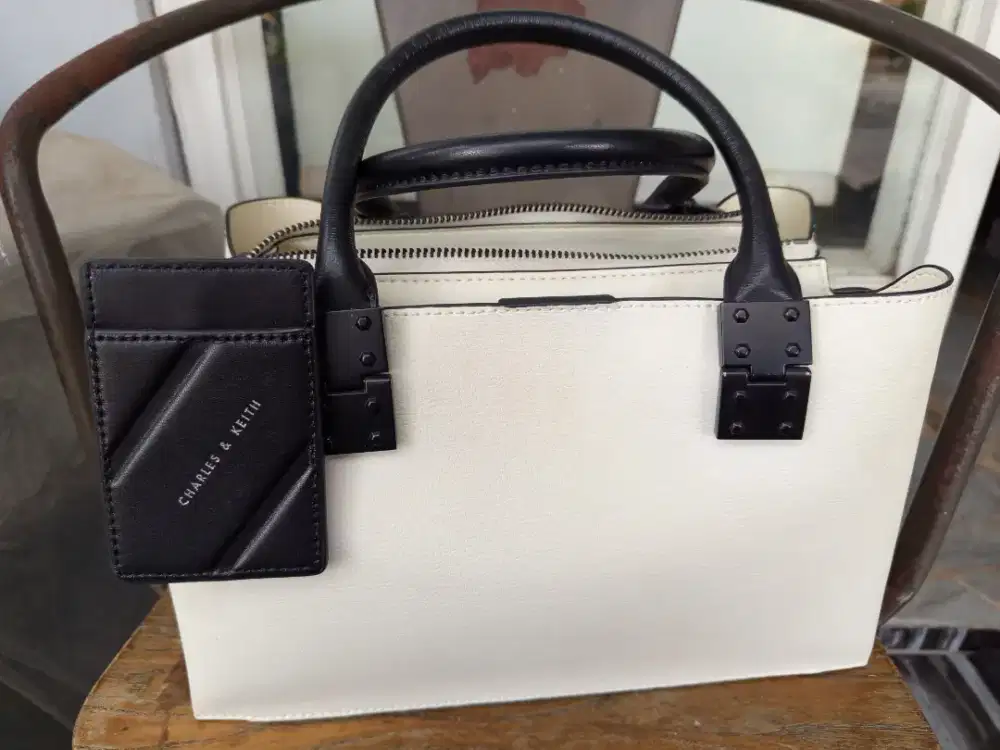 Tas wanita selempang top handle Charles&Keith original