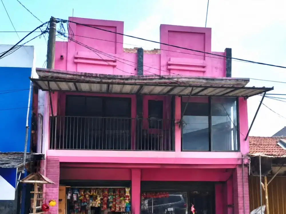 DIJUAL 2 Ruko Gandeng Siap Pakai dan Strategis di Tepi Jalan di Daerah Cibitung
