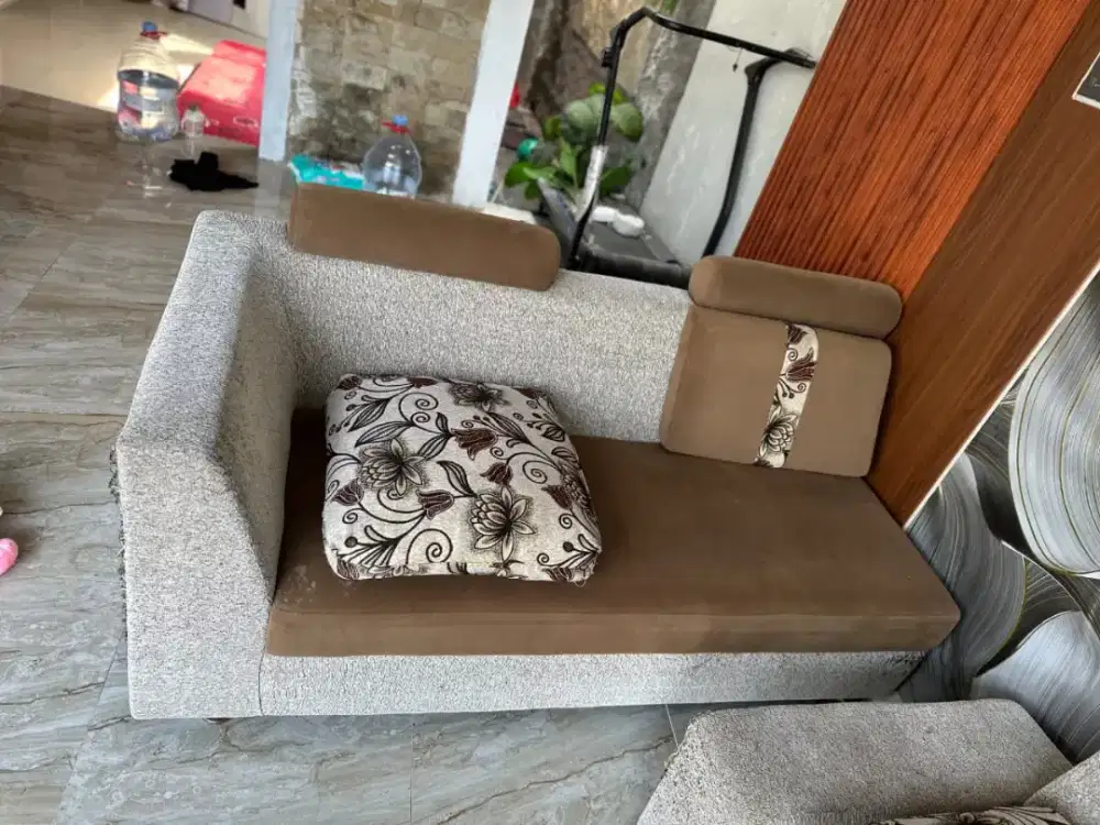 Di jual satu set sofa L plus bantal
