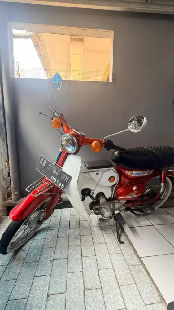 Honda C70 merah 1975