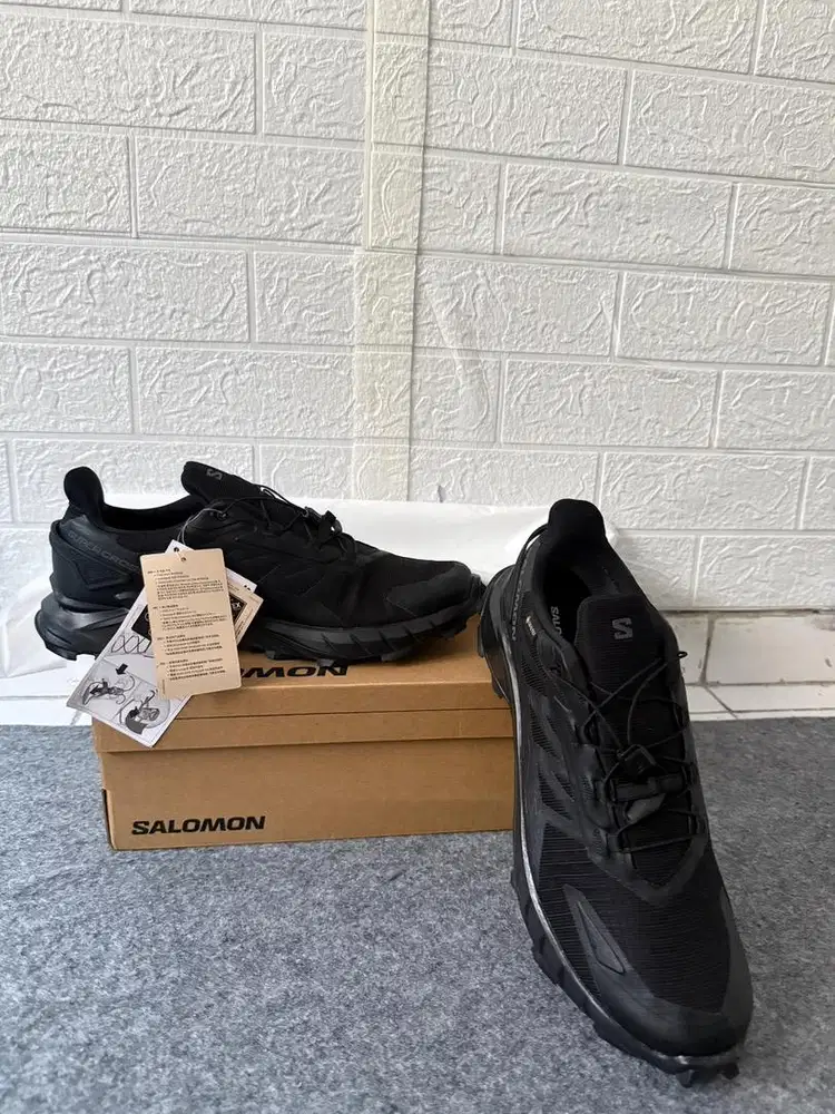 Sepatu salomon warna hitam