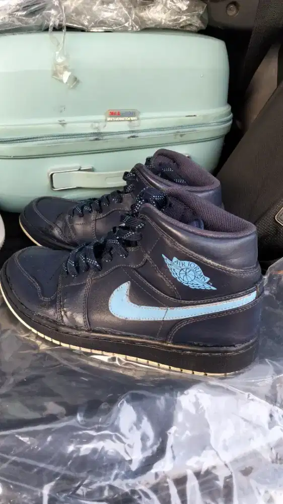 Nike Air Jordan Retro 1 Mid Obsidian University Bue