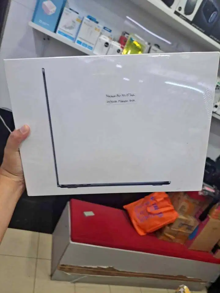 Macbook Air M3 13 Inch 24/512GB SSD Midnight New Segel Garansi IBox