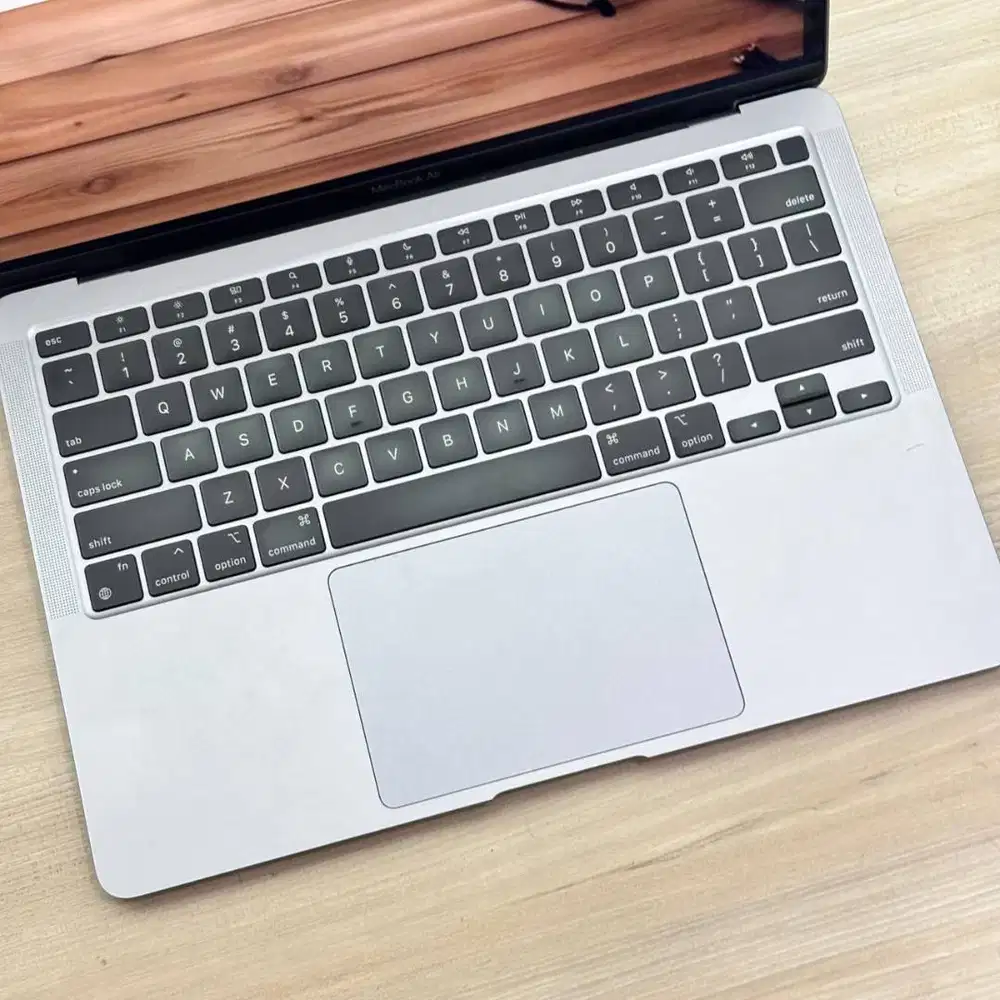 Macbook Air M1 2020 8GB RAM // SSD 128GB Bergaransi