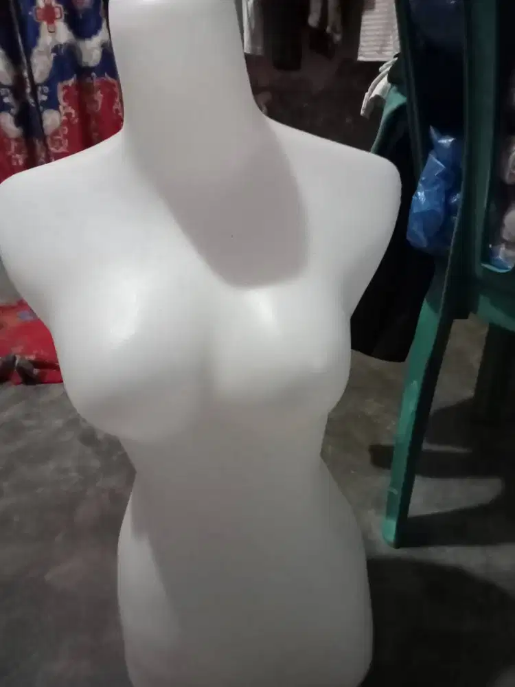 manekin cwe stengah badan