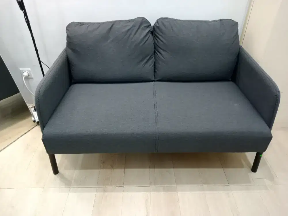 Sofa GLOSTAD sofa 2 dudukan, Knisa abu-abu tua yaitu sofa minimalis