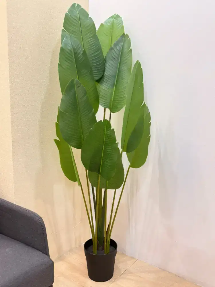 Pohon pisang artificial berdaun hijau lebar yang tertata rimbun