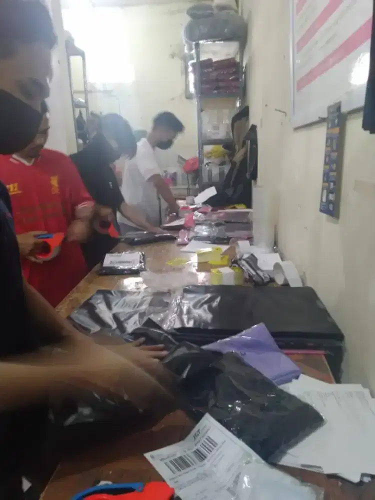 Dicari karyawan cowok umur 20-25 packing online