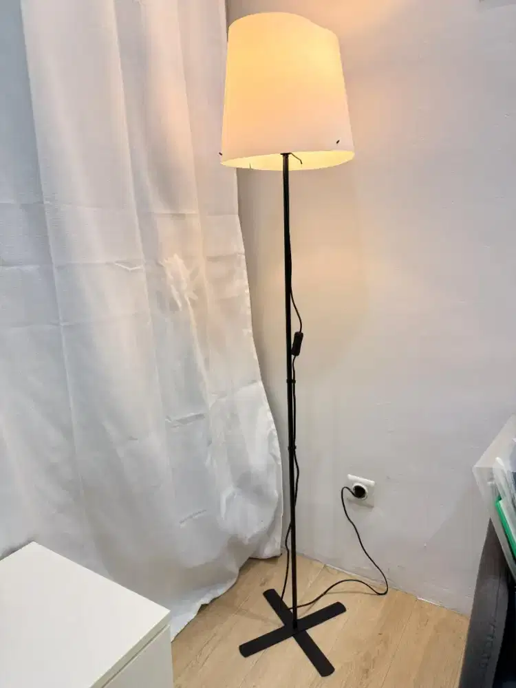BARLAST lampu lantai berwarna hitam/putih dengan tinggi 150 cm,