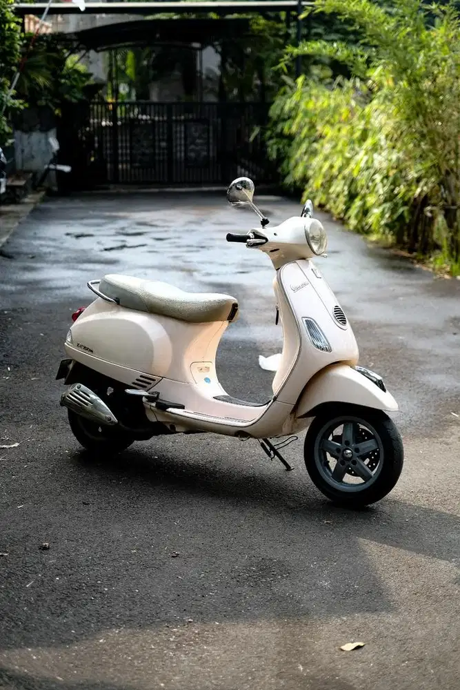 PIAGIO VESPA MATIC LX. 150 2VIE TAHUN 2012
