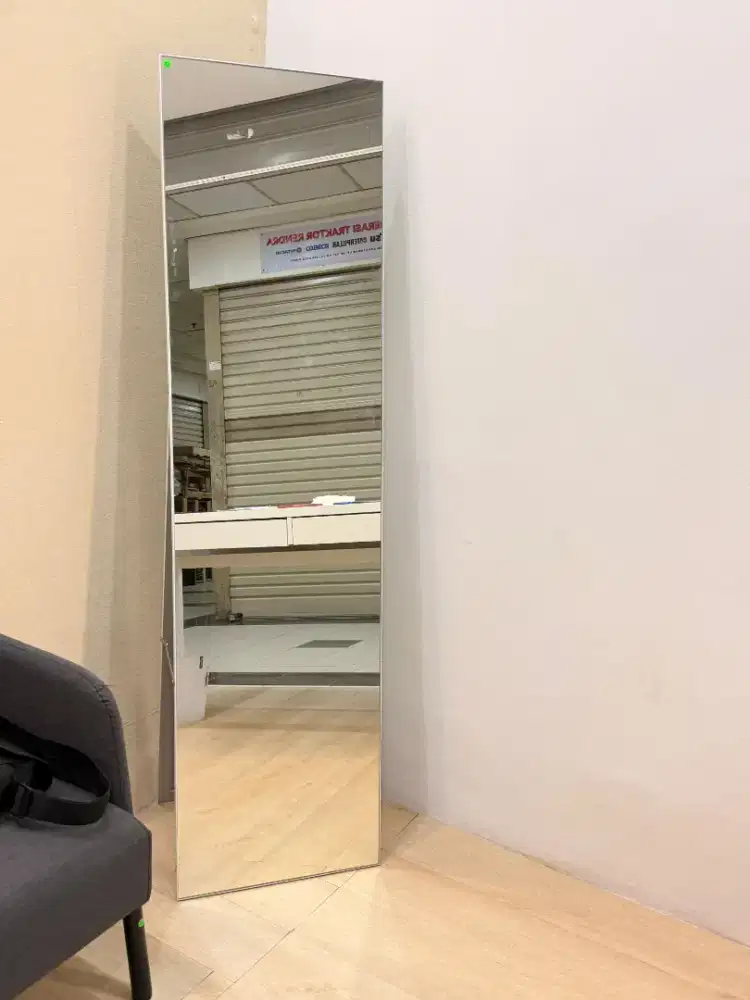 Cermin berdiri panjang (full-body standing mirror) berdesain minimalis
