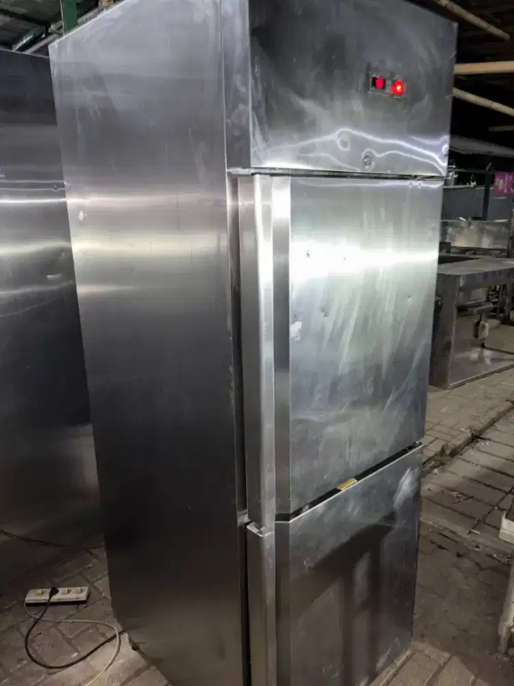upright chiller 2 pintu mastercool
harga 4,5jt