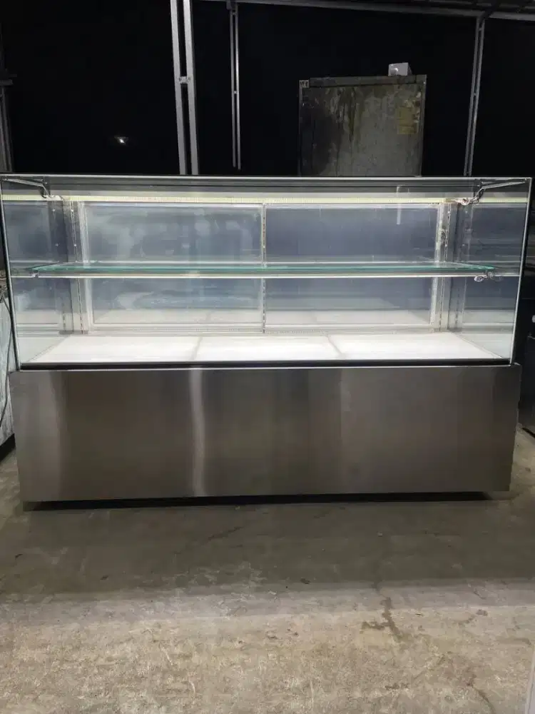 CAKE SHOWCASE SAEROM HITECH

Ukuran 200x80x131

Harga 12.800.000