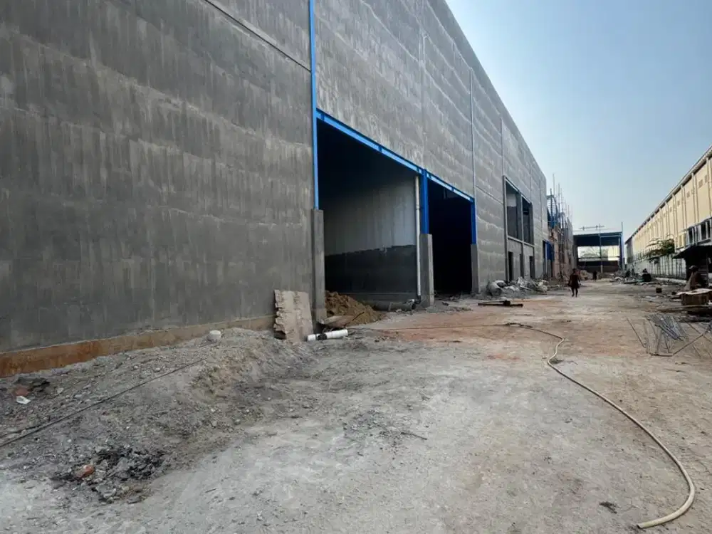 Disewakan gudang jalan raya daan mogot lokasi strategis pinggir jalan raya free iuran lingkungan available awal september