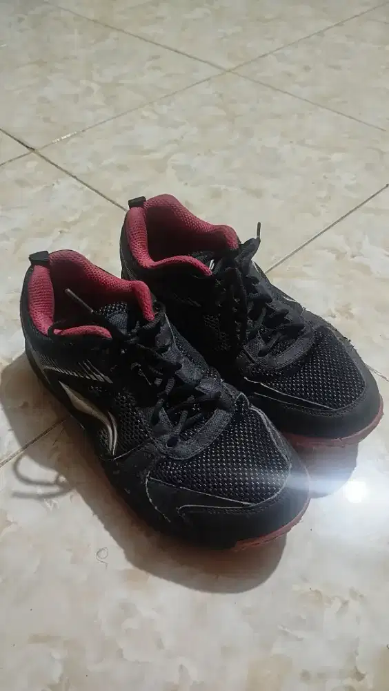 Sepatu badminton merk Li-Ning ultra