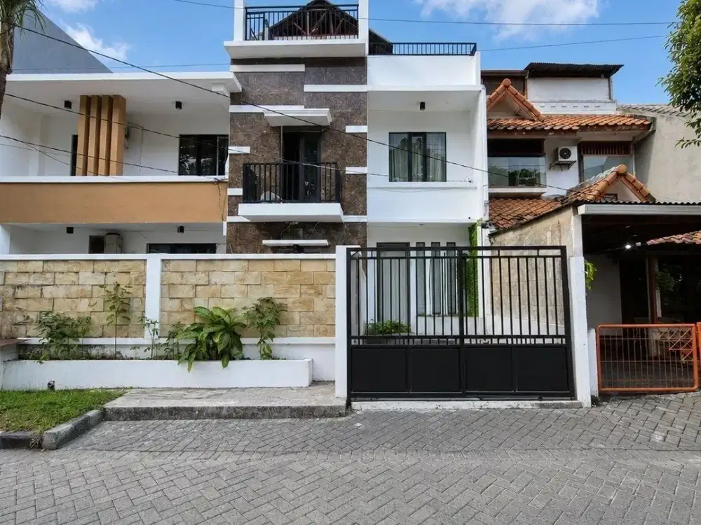 Rumah Babatan Pratama wiyung Surabaya Barat Depan Taman Row 2 mobil