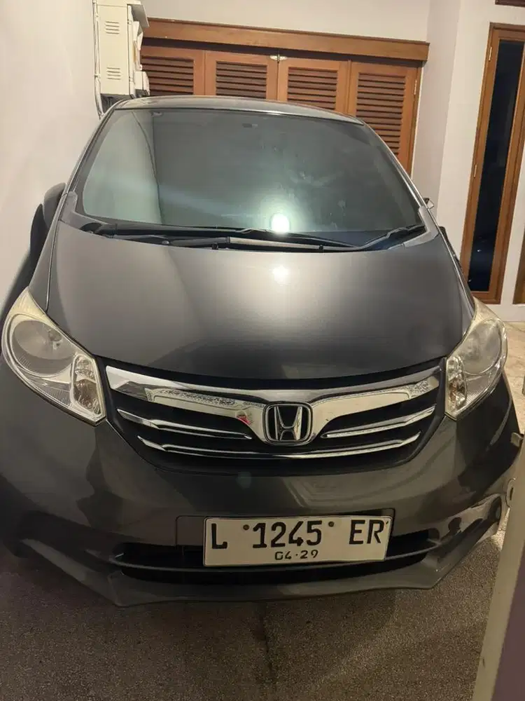 Di jual mobil honda freed abu abu tahun 2014