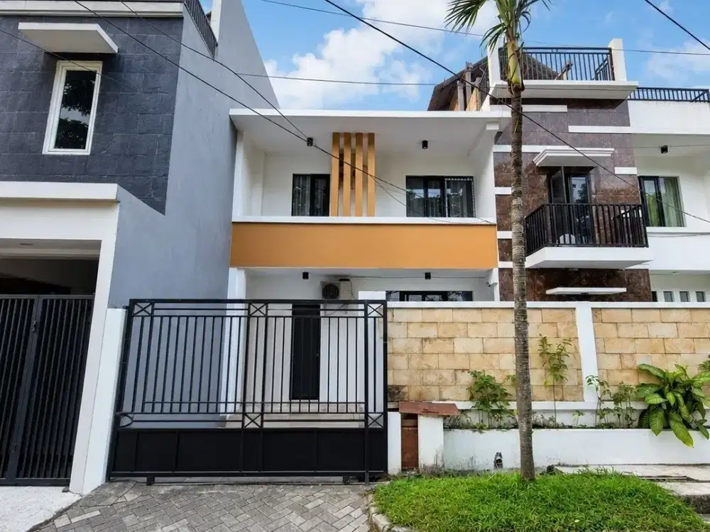 Rumah Babatan Pratama wiyung Surabaya Barat Depan Taman Row 2 mobil