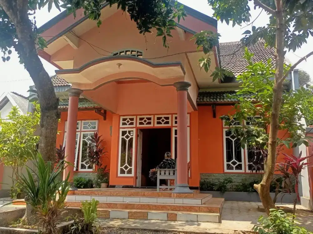 Di Jual Rumah Cantik ,Murah, pinggir jalan di Blitar  Ada sisa Tanah