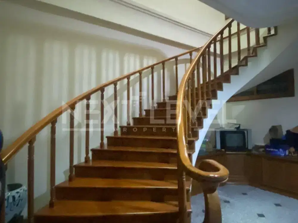 JUAL CEPAT Rumah Besar 2Lantai Luas 600m² Sangat Strategis di Surabaya