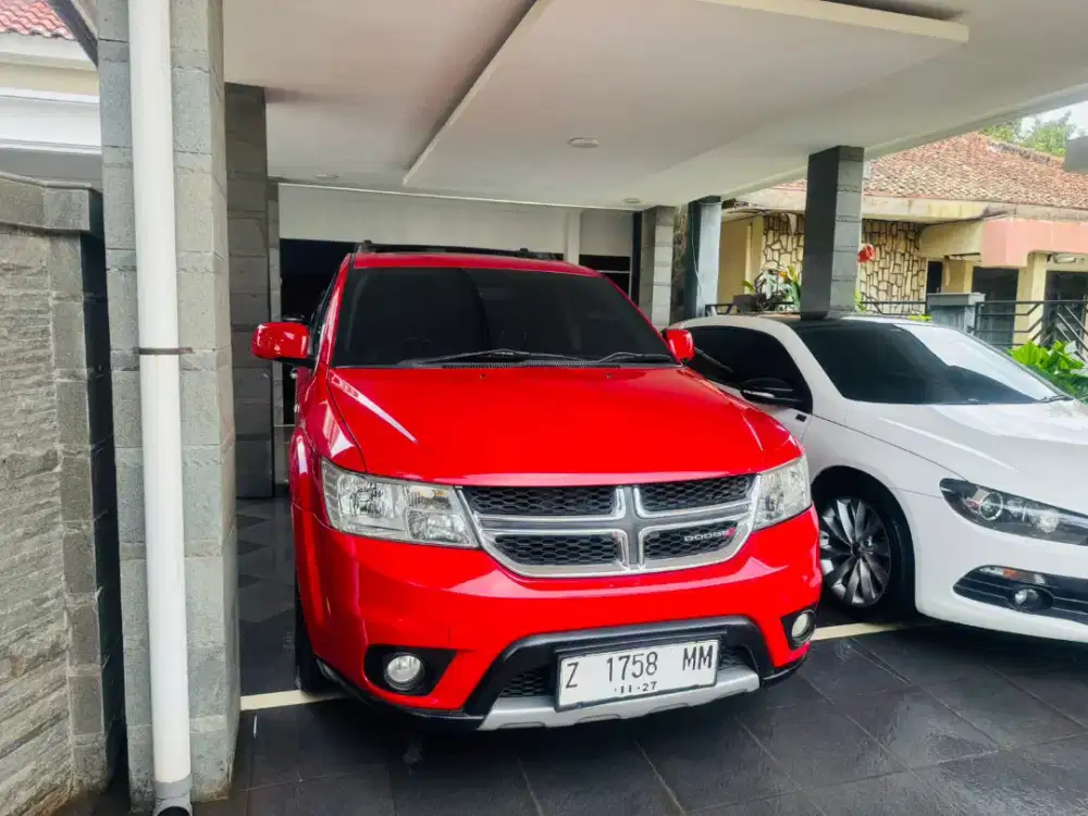 Jual cepat Dodge merah SUV low km siap pakai