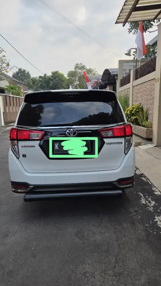 Kijang inova venture AT putih 2021
