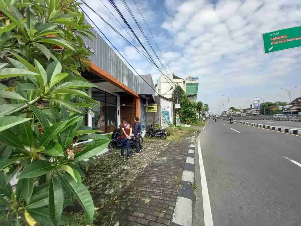 DIJUAL RUMAH/TEMPAT USAHA DI RINGROAD UTARA DEKAT JAKAL