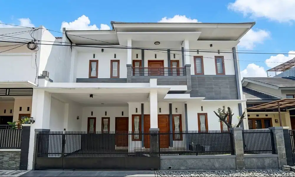 Rumah Bagus Strategis 2 Lantai Siap Huni di Komplek Margahayu Raya