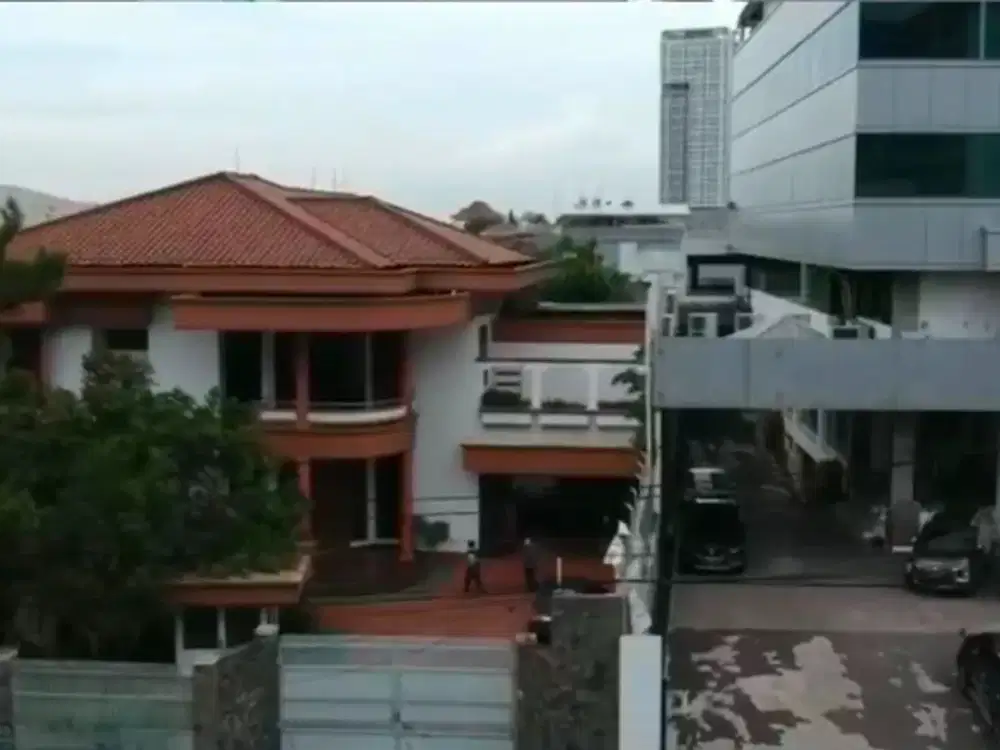 Rumah Komersil Tanjung Duren Jakarta di Apit Showroom Mobil Brand Ternama