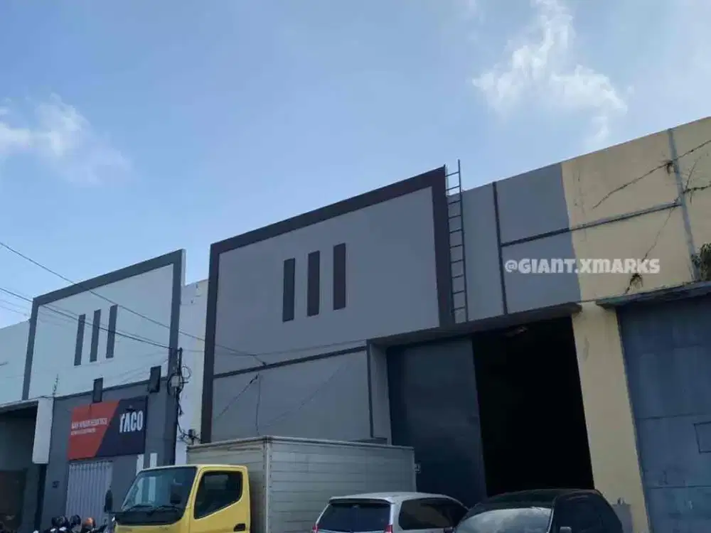 Gudang Dekat Exit tol di komplek Gudang Depo Karanglo Malang