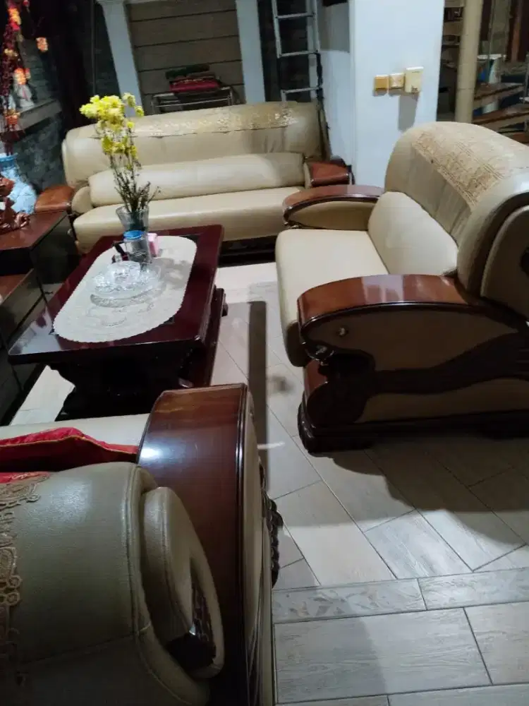 Sofa dan meja tamu