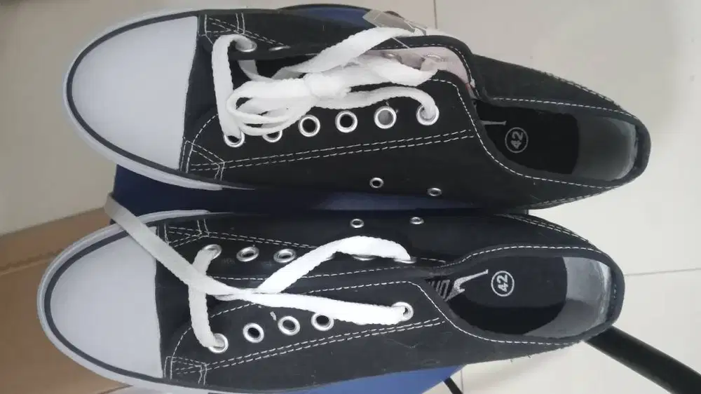 Sepatu Sneakers Johnson ukuran 42