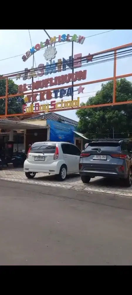 Pengasuh daycare di sekolah atau penitipan anak