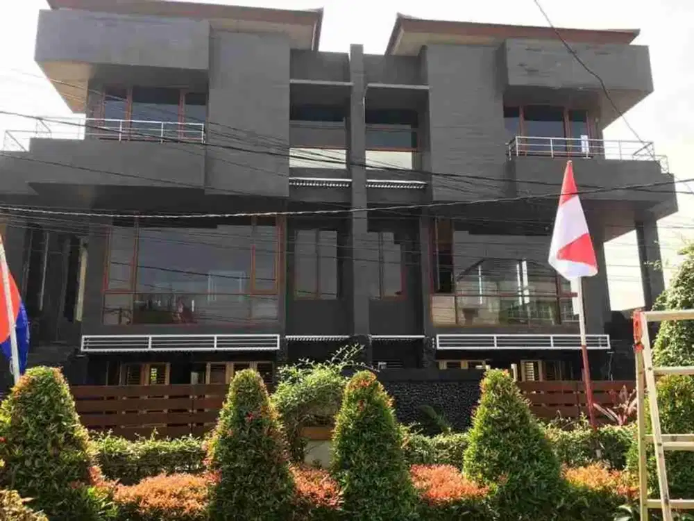 rumah fresh siap huni 3 lantai di Pejaten pasar Minggu dkr Unas