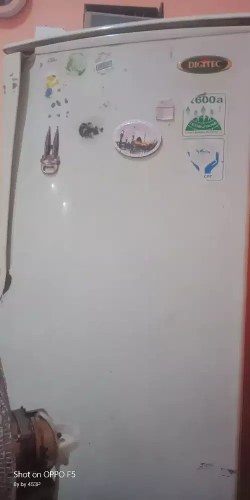 Kulkas DIGITEC satu pintu bekas masih normal dingin, lampu dalam mati