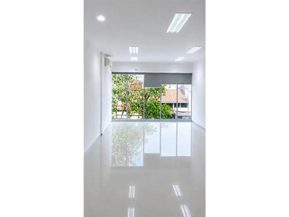 Ruko 4 lantai di Boulevard Raya, Kelapa Gading. 4,5x17m2. Tinggi dari jalan. Plafon tinggi. Jalan lebar. Parkir mudah