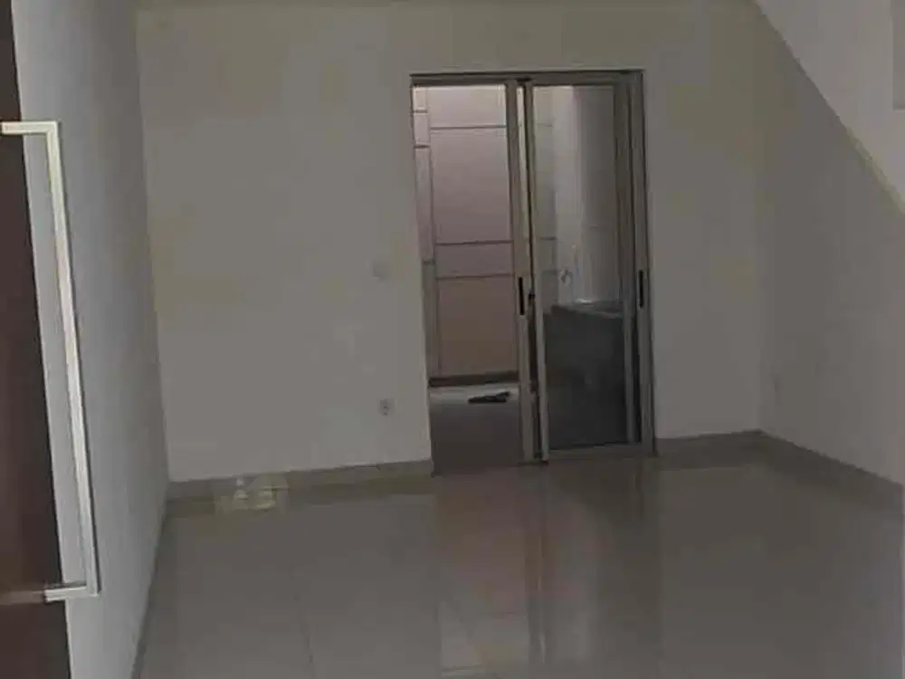 Disewakan Rumah 2 Lantai 2+1 Br Semi Furnished di Cluster Miami - Pik 2
