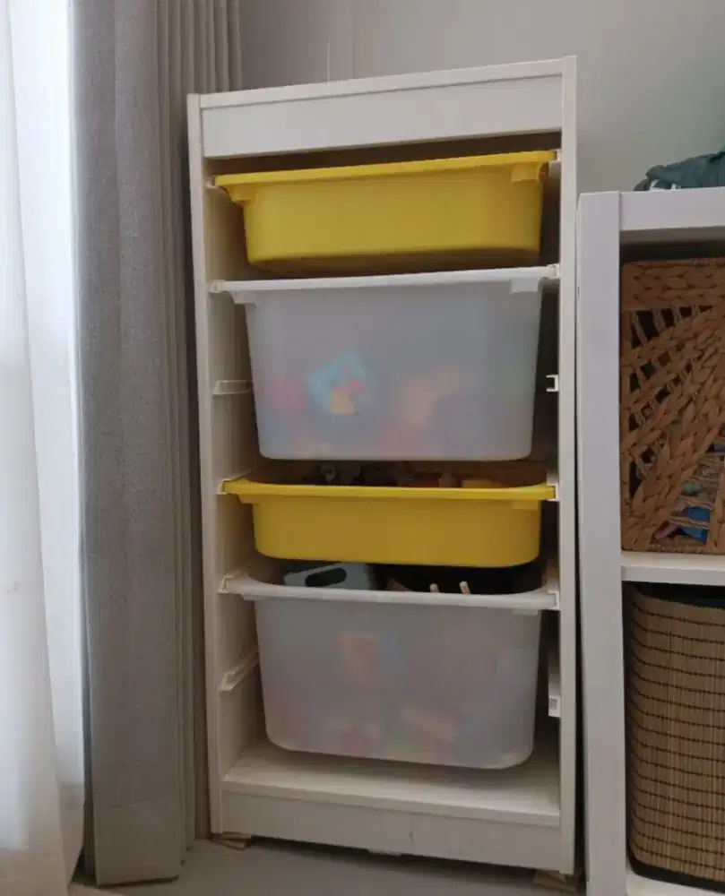 TROFAST Ikea Rak Tempat Penyimpanan mainan dengan kotak putih kuning