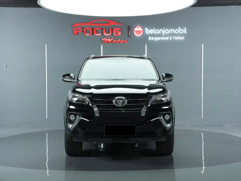 Toyota Fortuner 2.4 VRZ 4x2 Diesel AT Hitam Metalik 2019 Low Km Record