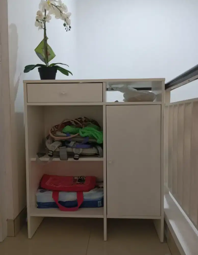 Lemari Bufet Putih Ikea