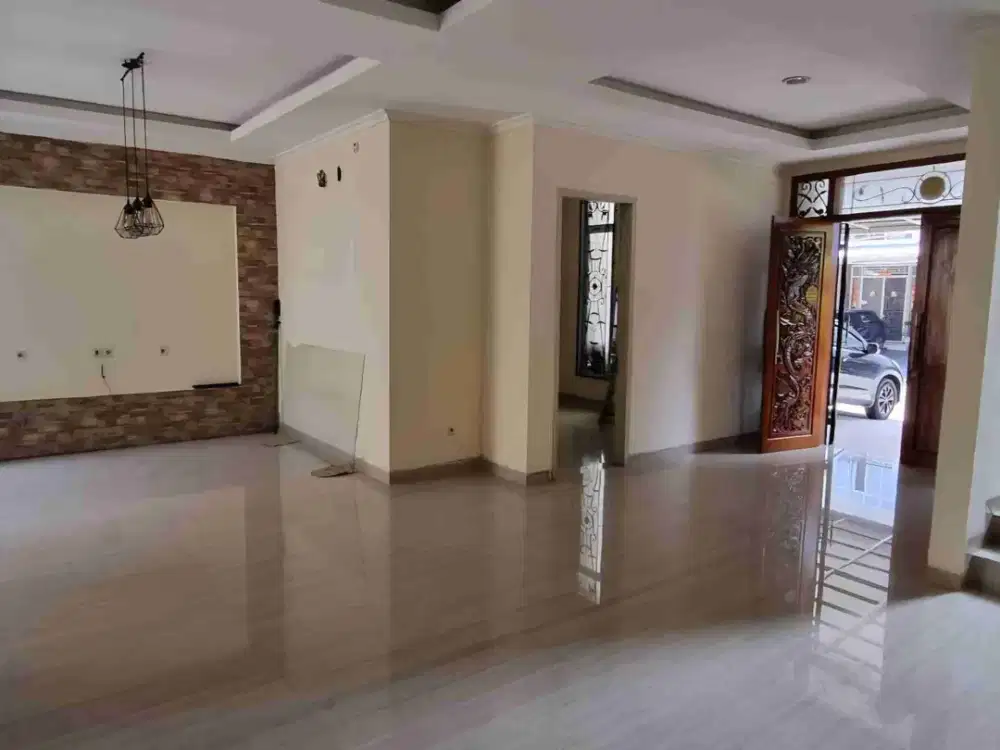 RUMAH DEKAT DANAU DI GREEN LAKE CITY, 2,5 Lantai • KT 3+1 • Semi Furnished