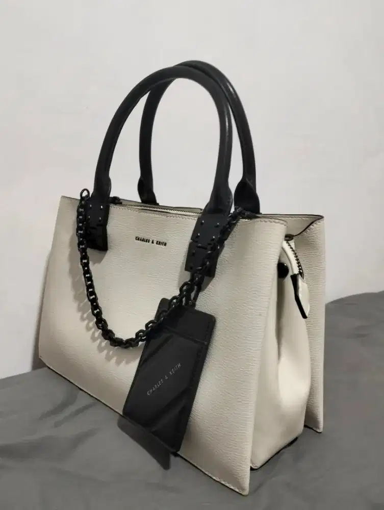 TAS PRELOVED CHARLES&KEITH ORIGINAL CIBUBUR 850