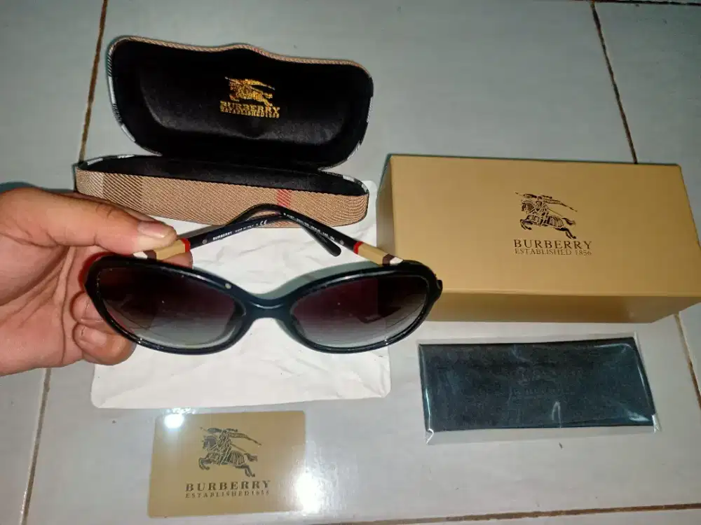 Kacamata hitam  mrek BURBERY Check Nova  sun glases Original