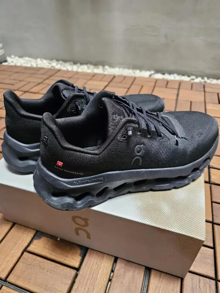 Sepatu Oncloud tilt