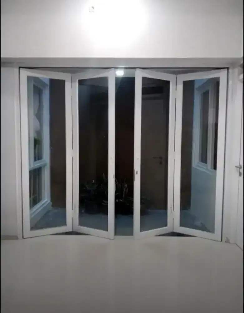 Partisi aluminium kaca
