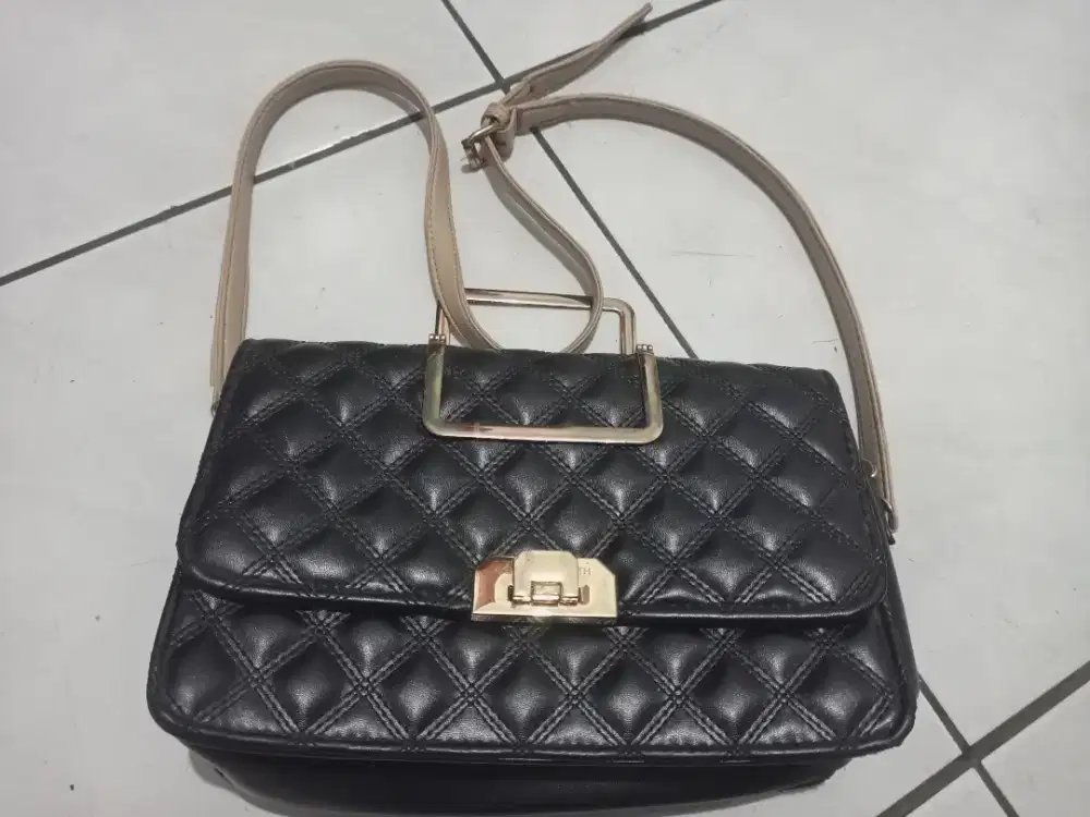 Tas wanita Charles keith