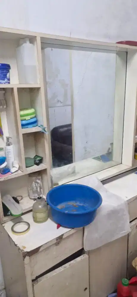 Lemari kaca dan laci