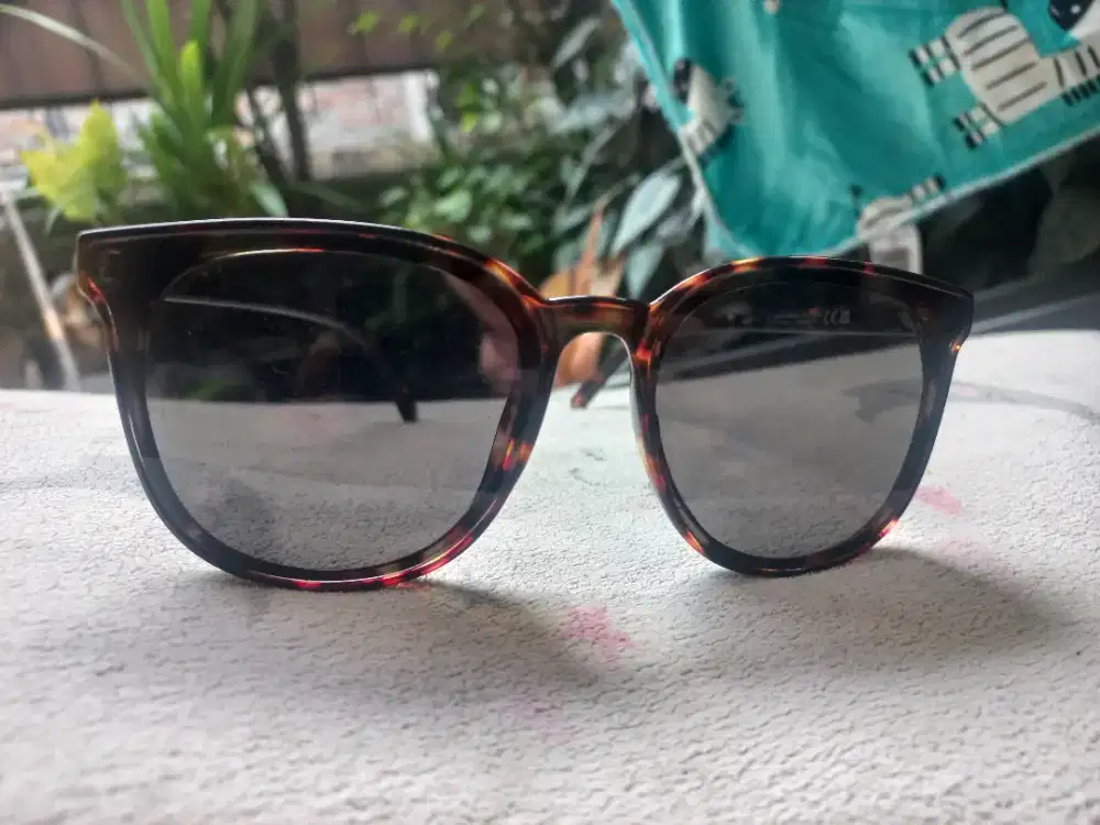 Kacamata Hitam H&M