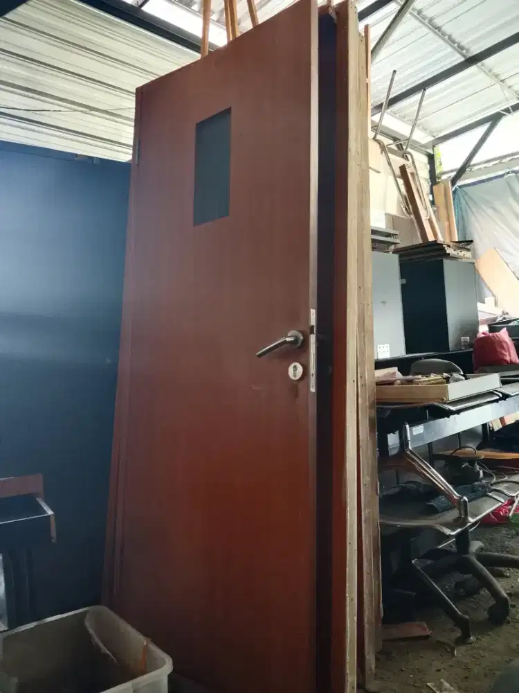 Daun pintu bekas kantor
